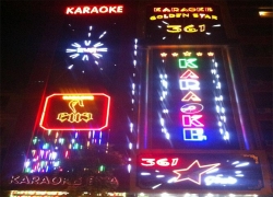 thi-cong-he-thong-den-karaoke